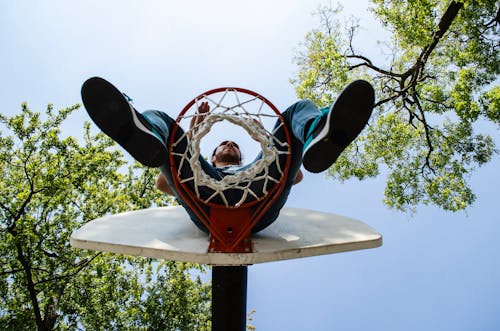 Fotobanka s bezplatnými fotkami na tému basketbalový kôš, basketbalový prsteň, muž