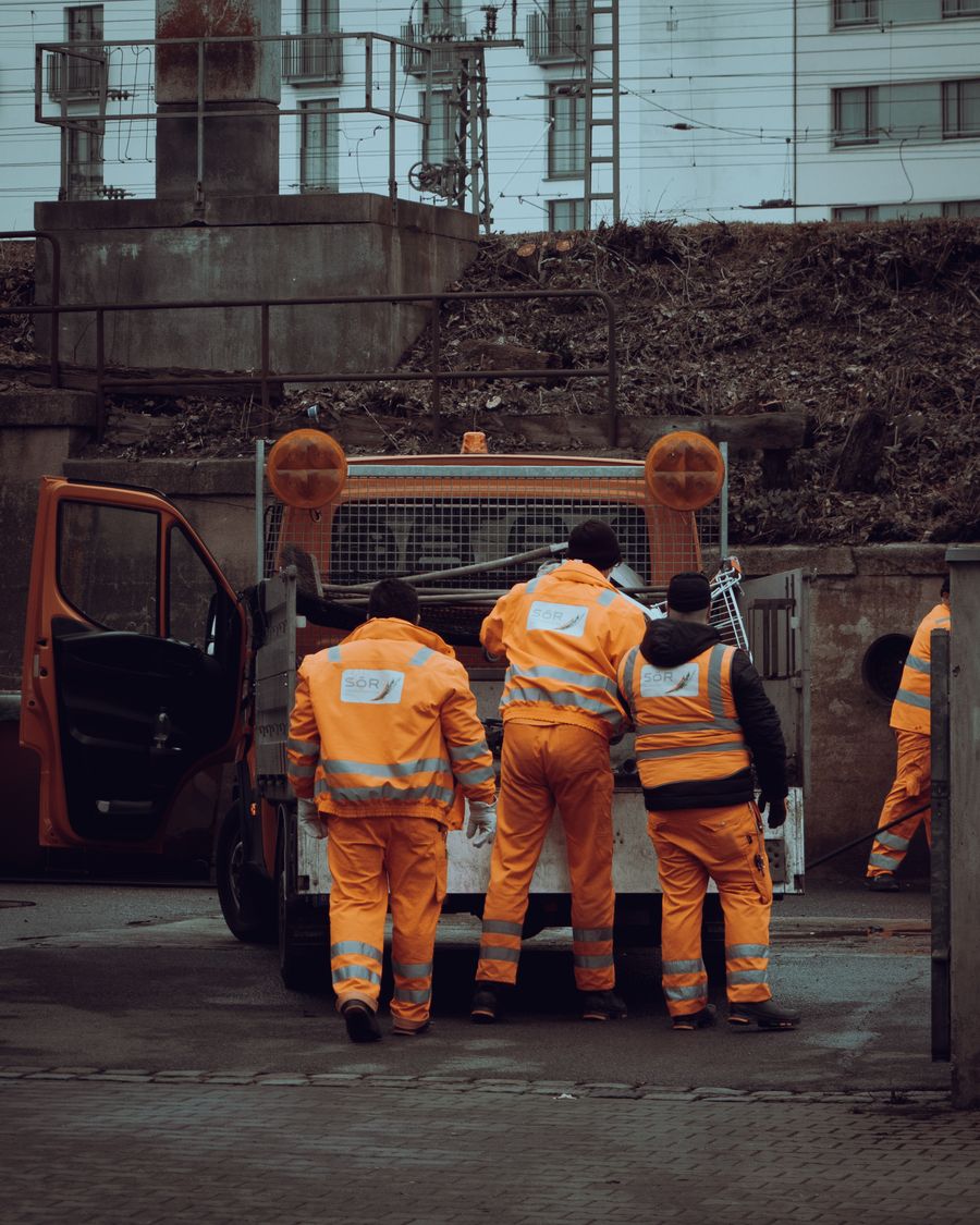 Telecom construction crew building out high-speed network infrastructure
