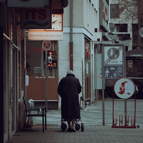 Kostnadsfri bild av byggnader, gående, gata