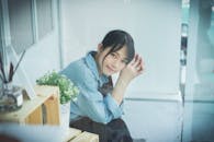 一位年轻女子在室内神情宁静、姿态放松，展现了舒适的环境氛围