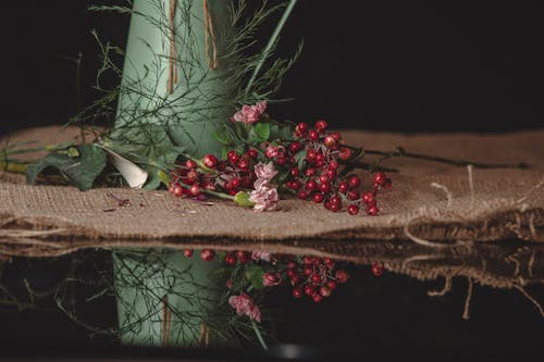 Foto profissional grátis de buquê, frutos secos, mesa