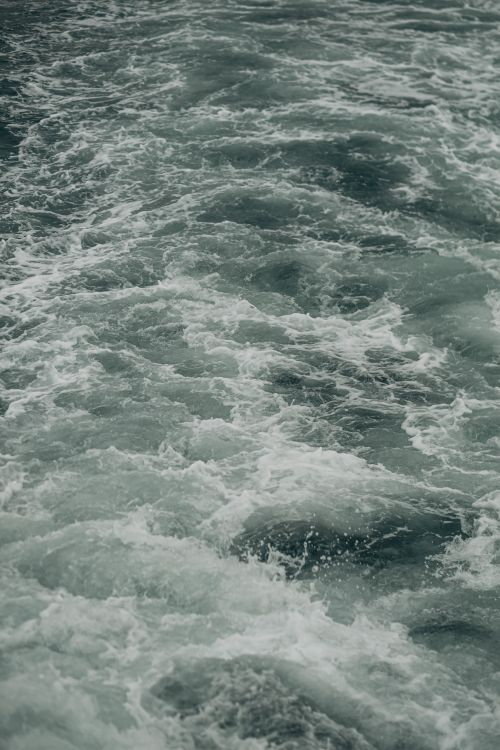 Free A detailed close-up of ocean waves crashing with dynamic motion and splashing water. Stock Photo