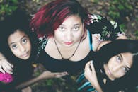 森林中，一位红发女子和两个女孩的俯视图，传递出温暖与联系