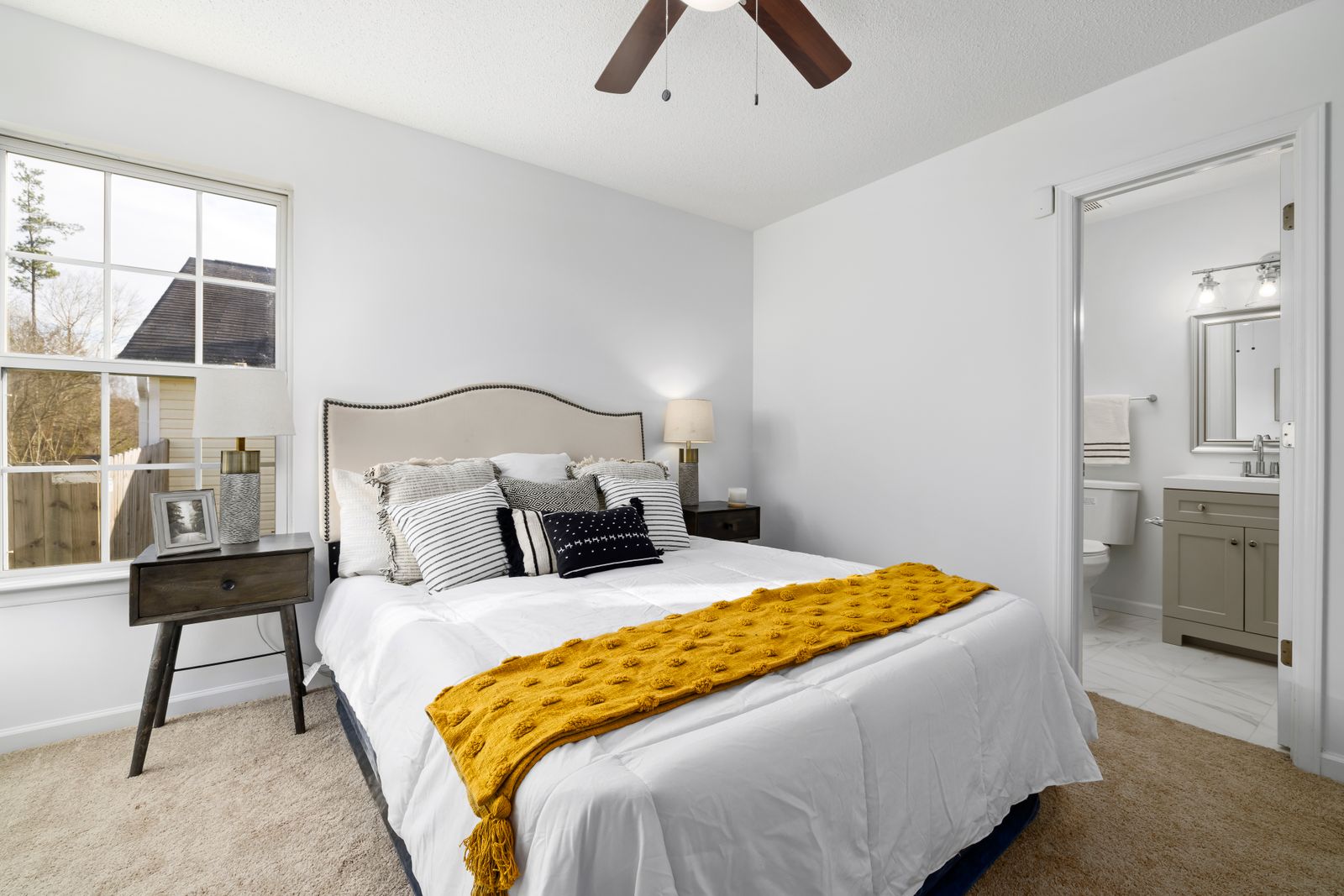 Chambre lumineuse équipée d’un ventilateur de plafond