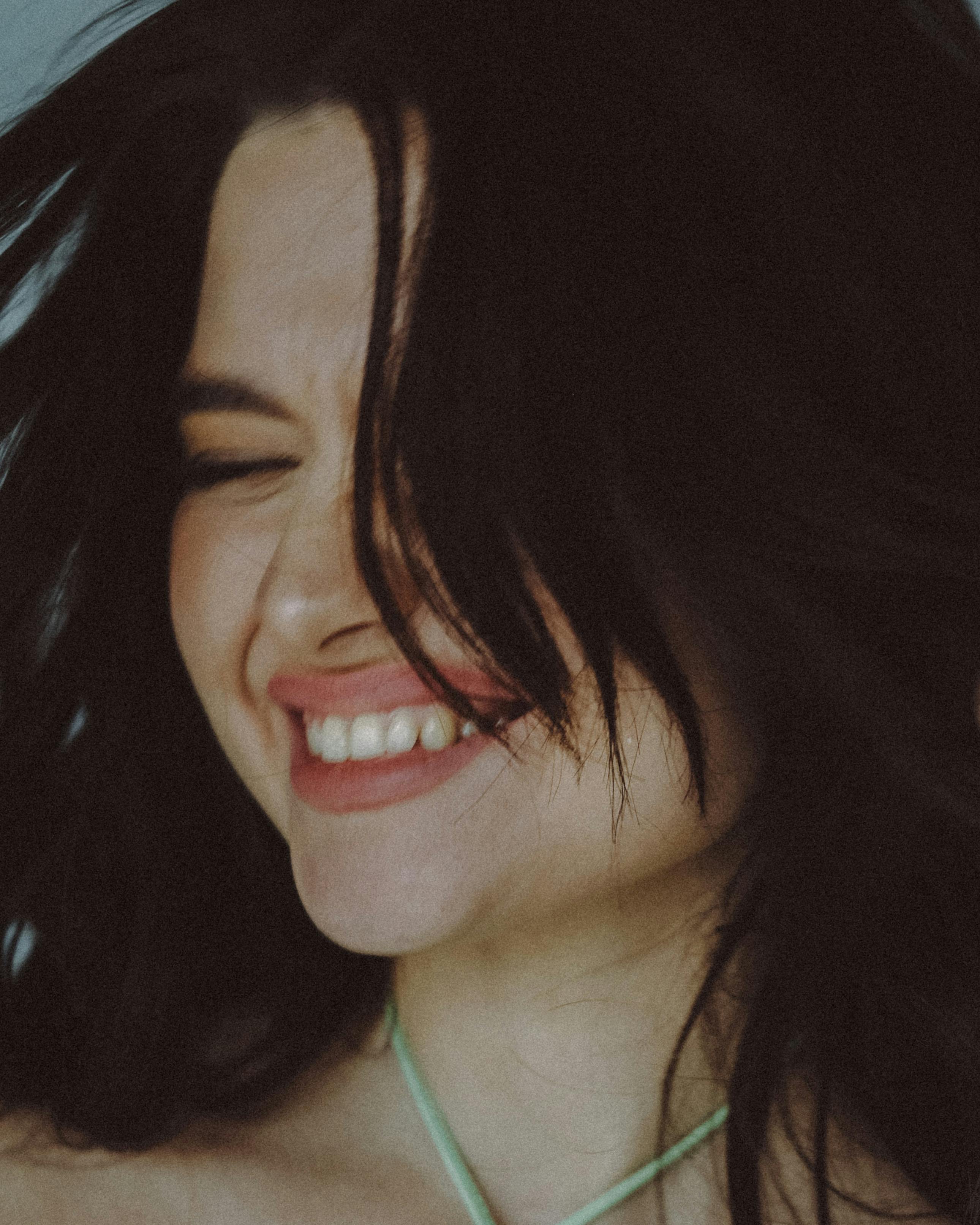 gözler kapalı, gülümsemek, kafadan vurmak içeren Ücretsiz stok fotoğraf