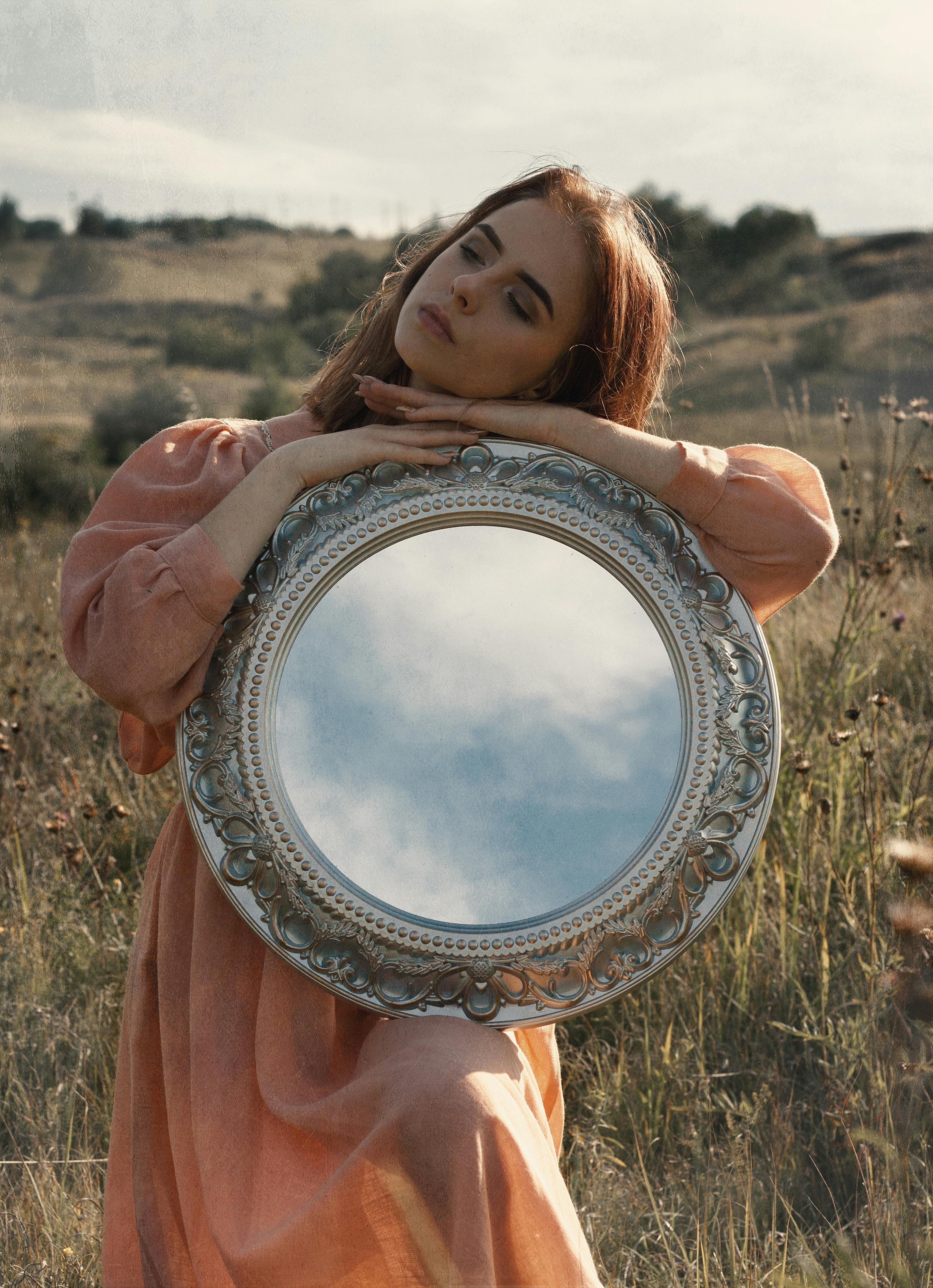 <b>Cermin Bohemian: Sentuhan Artistik yang Memikat</b>