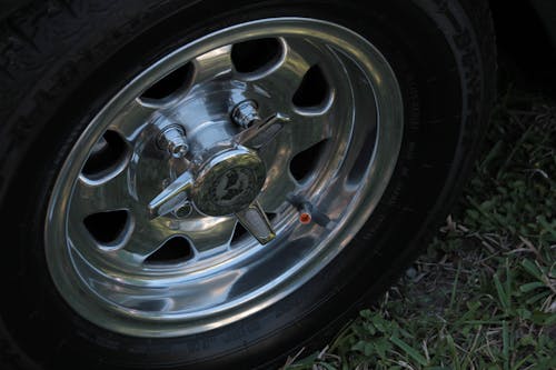Безкоштовне стокове фото на тему «ретро колесо спортивного автомобіля, спінер, хромоване колесо»