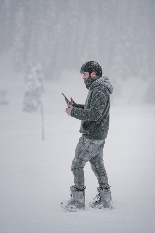 Foto profissional grátis de agasalhos, casaco com capuz, com frio