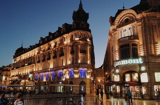 Stunning view of illuminated buildings in Montpellier's urban landscape at dusk. — arriving in Montpellier/Méditerranée