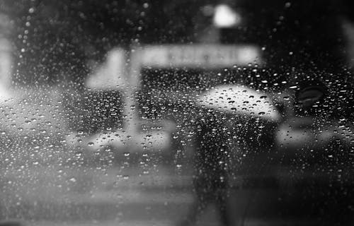 Bezpłatne Darmowe zdjęcie z galerii z chodzenie, czarno-biały, deszcz Zdjęcie z galerii