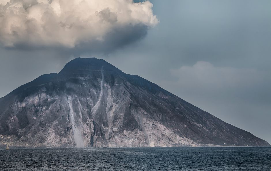 Noční erupce Stromboli — láva a pyroklastické výrony
