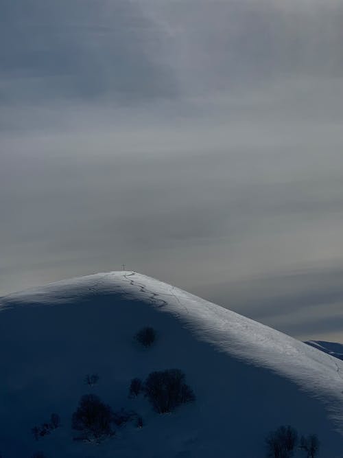 Fotobanka s bezplatnými fotkami na tému biela obloha, hora, horský vrchol