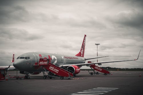 Avião Cinza E Vermelho