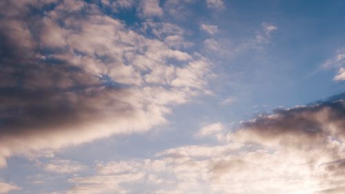 Free A serene view of soft cumulus clouds against a blue sky, perfect for peaceful backgrounds. Stock Photo
