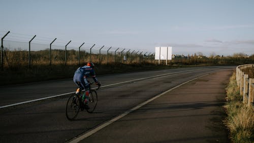 bezplatná Základová fotografie zdarma na téma asfalt, biker, cyklista Základová fotografie