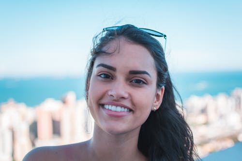 Kostnadsfria Kostnadsfri bild av brasiliansk kvinna, kvinna, leende Stock foto