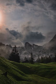 黄昏时分，雾霭笼罩着壮丽的山地景观，展现出令人惊叹的自然美景