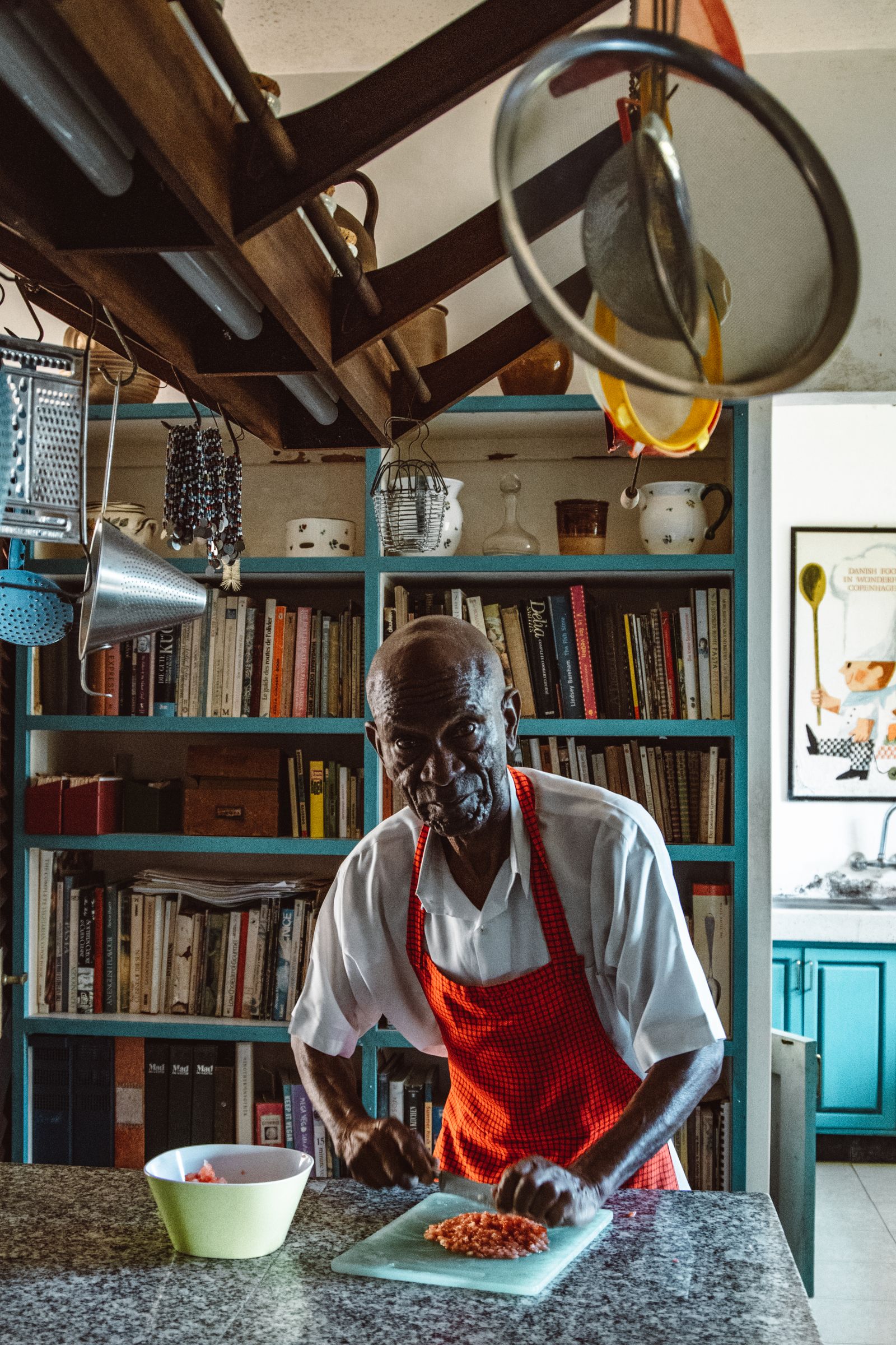Senior man slicing vegetables in a home kitchen