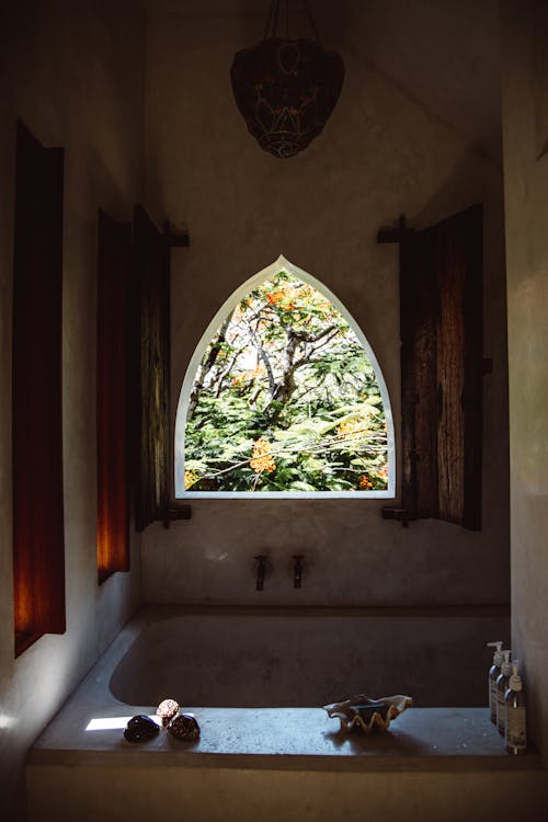 Ücretsiz açık pencere, banyo, dikey atış içeren Ücretsiz stok fotoğraf Stok Fotoğraflar