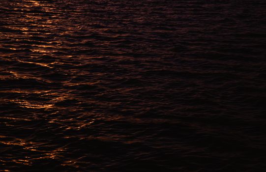 Beeindruckender Sonnenuntergang & Wasser – Dunkles AMOLED Wallpaper