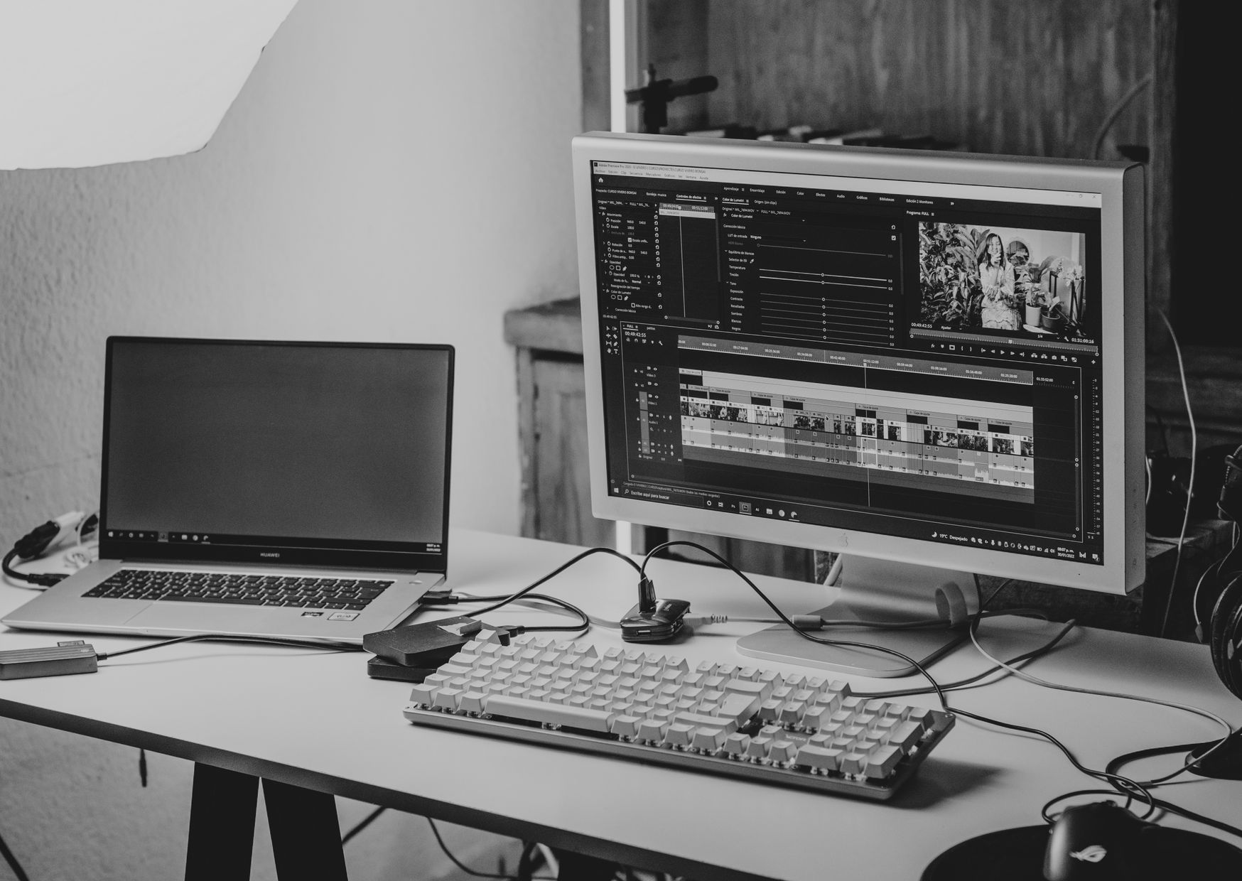 Poste de travail avec logiciels de montage pour transformer un article de blog en plusieurs formats