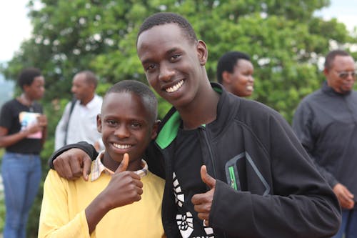 親指を立てるサインをしている2人の男の子