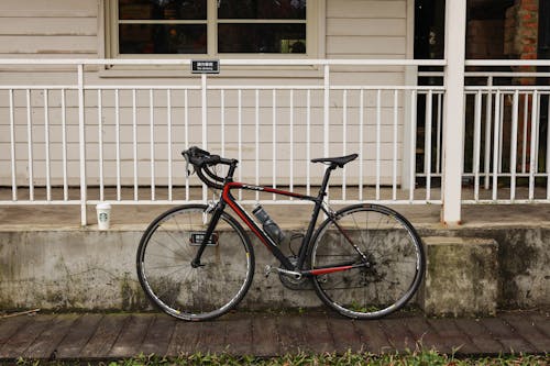 Δωρεάν στοκ φωτογραφιών με μεταλλικά κάγκελα, ποδήλατο δρόμου, σταθμευμένος