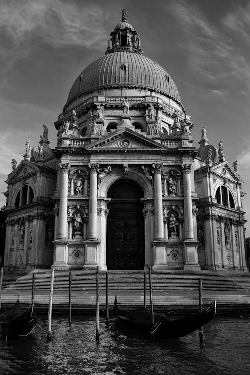 Foto Da Igreja Em Escala De Cinza