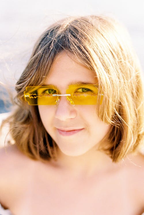 Kostenloses Stock Foto zu braune haare, brille, gelb