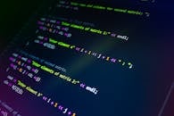 显示器屏幕上显示着彩色编程代码的特写