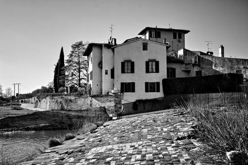 Free Scenic black and white view of historic riverside houses with clear sky and classic architecture. Stock Photo