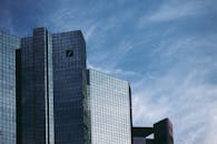 晴朗蓝天下，商业区现代玻璃摩天大楼的低角度视图