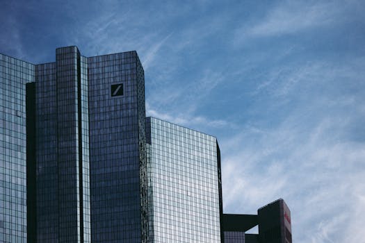 晴朗蓝天下，商业区现代玻璃摩天大楼的低角度视图