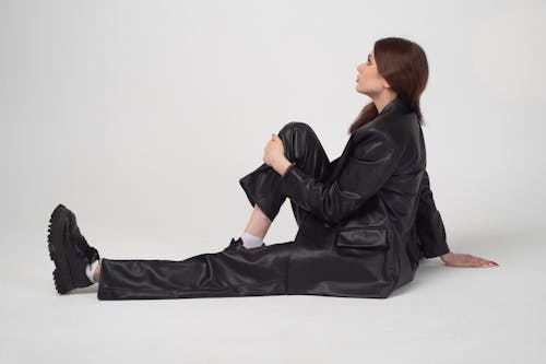 бесплатная Бесплатное стоковое фото с взгляд вверх, женщина, кожаная куртка Стоковое фото