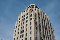 蔚蓝的天空下，华丽的摩天大楼展现出建筑的优雅