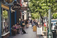 在迷人的市中心，人们购物、放松，街景充满活力