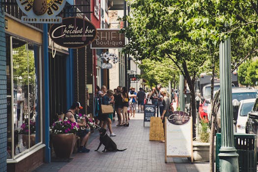 在迷人的市中心，人们购物、放松，街景充满活力