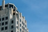 蔚蓝的天空下，装饰艺术摩天大楼的立面引人注目