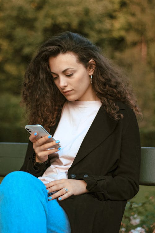 Free A Woman using a Smartphone Stock Photo