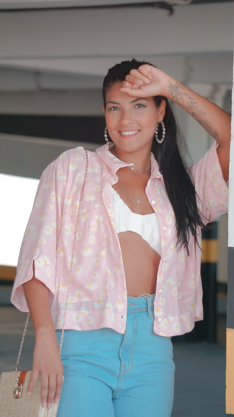 Coleção Blusas — Manga bufante, regata canelada, camisa de linho. Estampas autorais e cores neutr