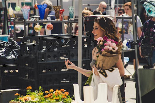 一名妇女在户外市场快乐地购物，手里拿着玫瑰