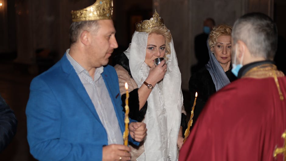 Ceremonie religioasă ortodoxă cu lumânări și coroane, simbol al tradițiilor românești de Bobotează