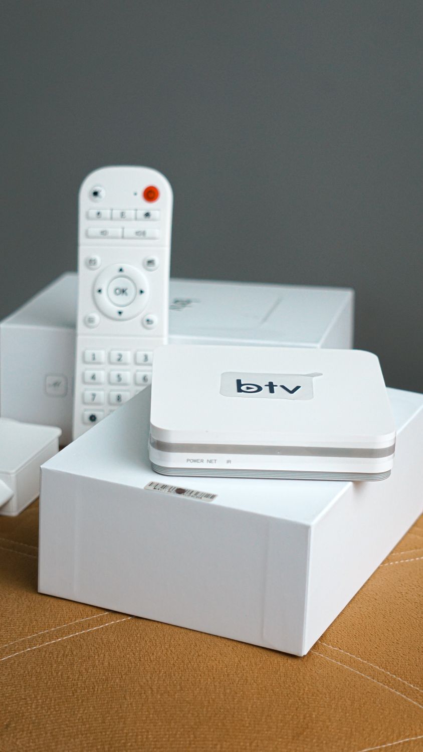 Android Box connectée à un téléviseur Smart TV pour IPTV Smart X2