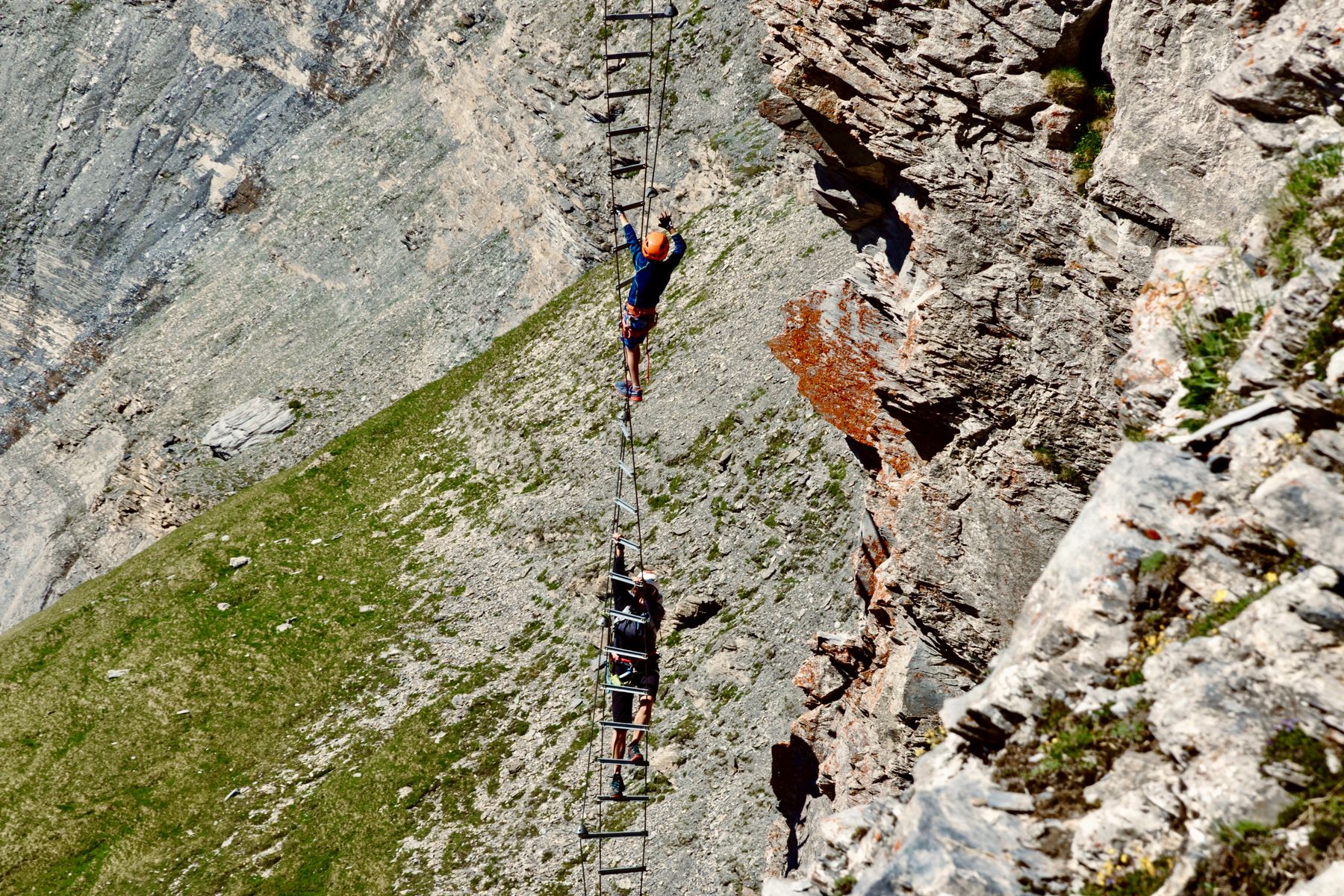Via ferrata équipée d'une échelle métallique sur une paroi de montagne