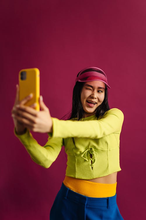 Foto profissional grátis de autorretrato, espaço do texto, fundo vermelho