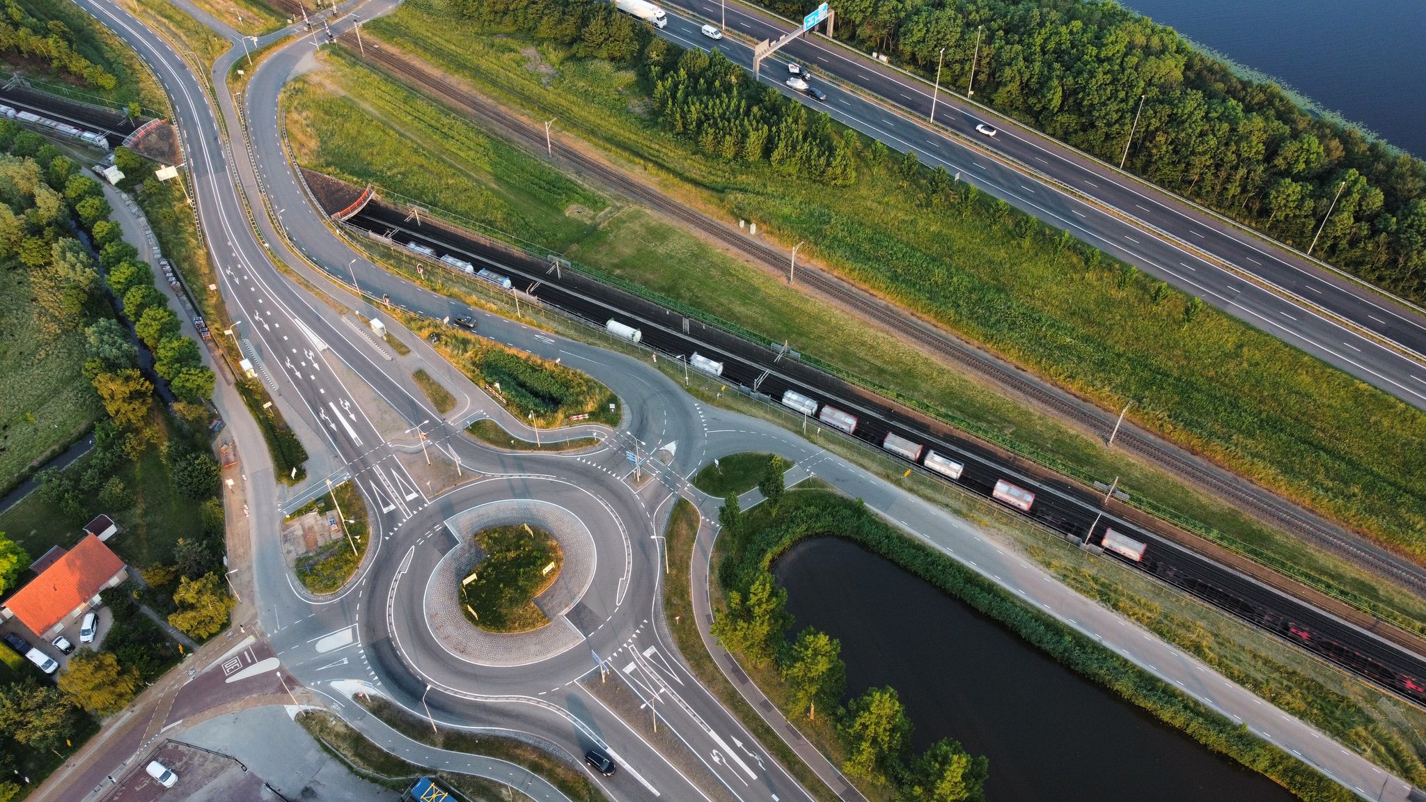 Ernstig ongeval op A7 bij Heerenveen, weg urenlang dicht