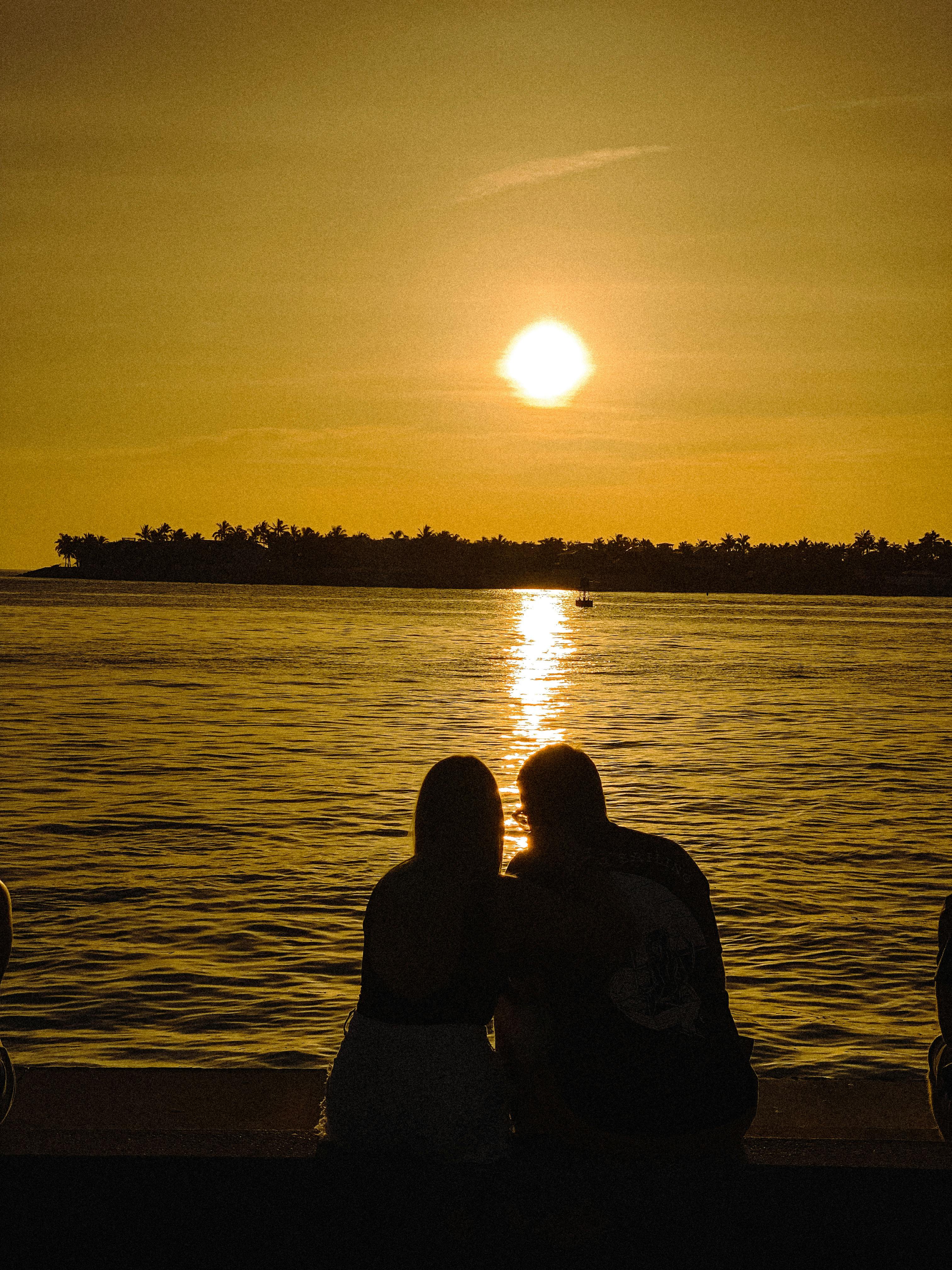 couple silhouette beach