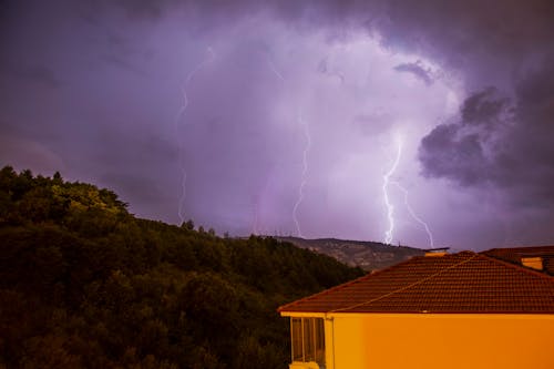 Foto profissional grátis de céu com cores intensas, clima, colinas