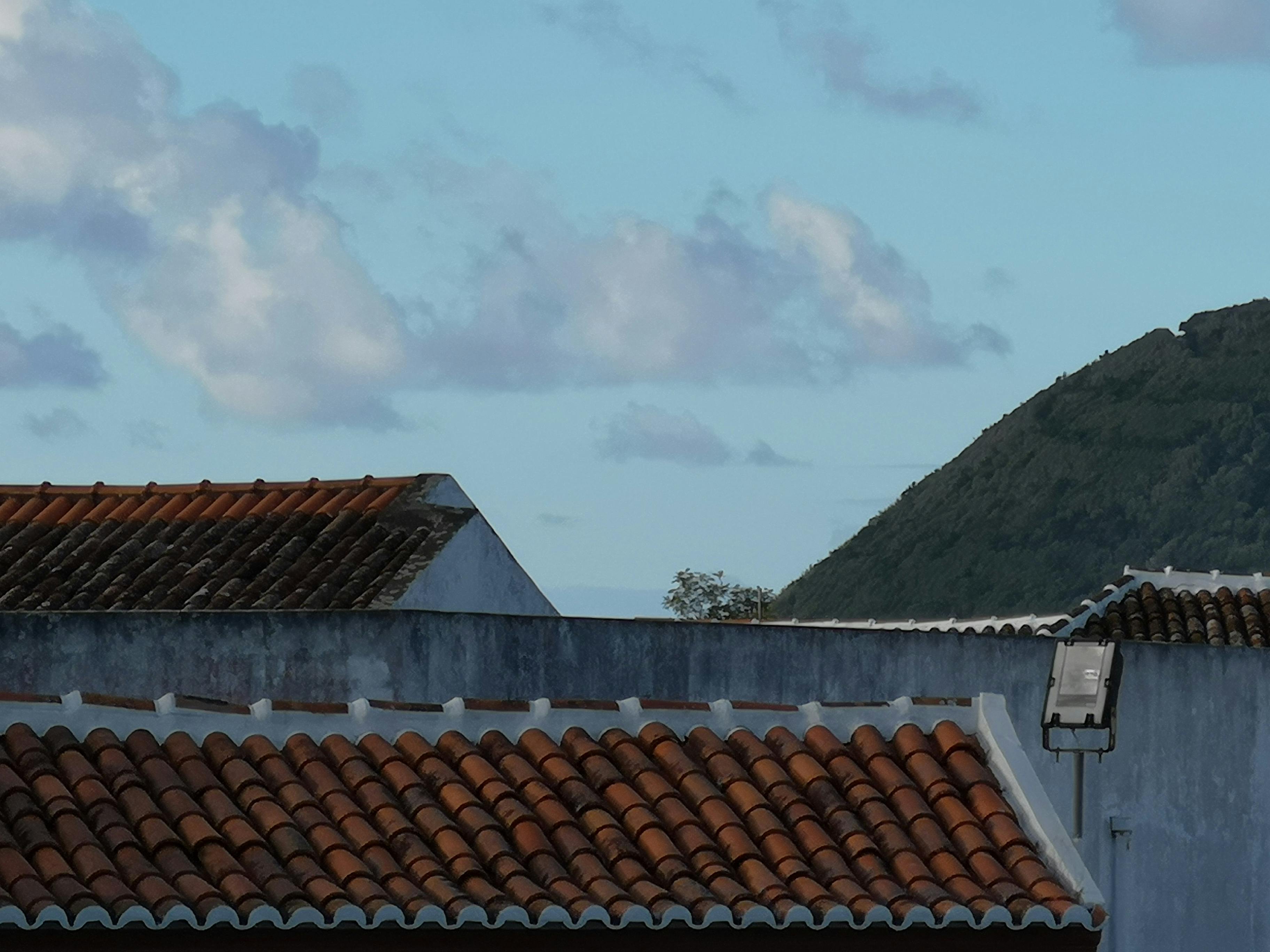 Abstract background showing a clear division or partitioning of space, representing quick sort's pivot mechanism