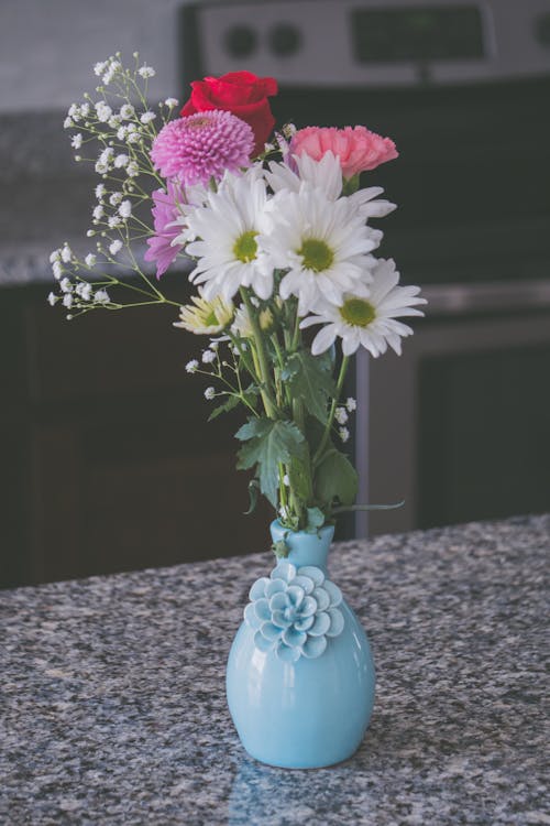 花でブルー花瓶の盛り合わせ